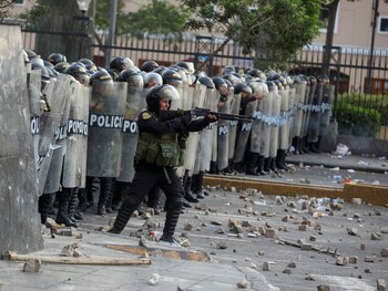 Un agente policial con un