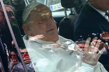 El Papa Francisco saluda al