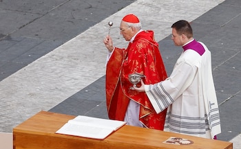 El cardenal Giovanni Battista bendice