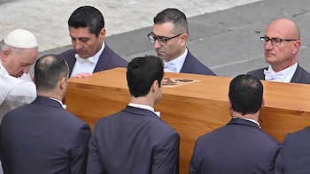El pontífice rezó una última