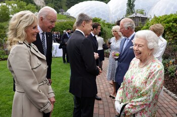 La reina Isabel junto a