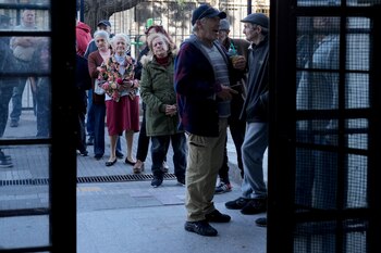 Personas hacen fila afuera de