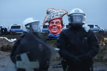 Los agentes de policía se