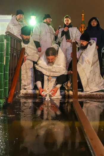 Un clérigo bendice las aguas