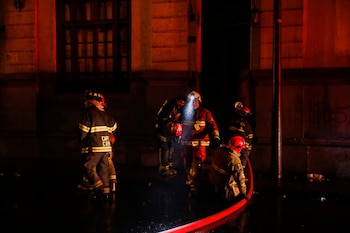 Bomberos continúan intentando apagar las