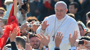 El papa Francisco saluda a