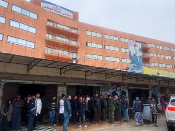 Las personas se reúnen frente