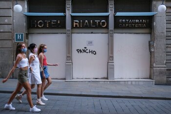 Tres amigas caminan por el
