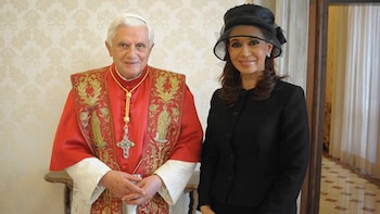 El papa Benedicto junto a