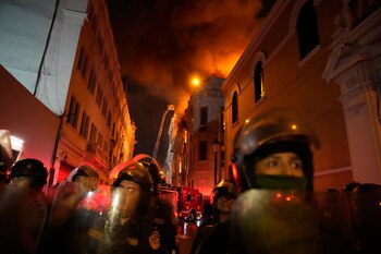 Policías antimotines bloquean una calle