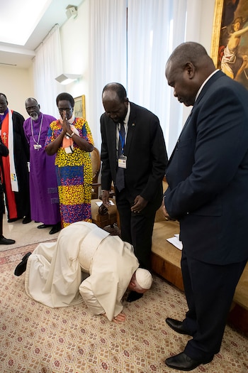 El papa Francisco besa los