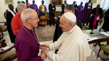 Francisco junto al arzobispo de Canterbury,