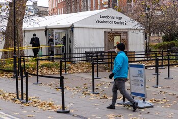 Un centro de vacunación en