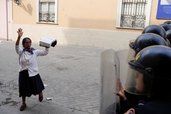 Una mujer sostiene la Biblia