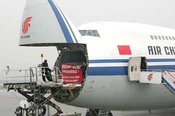 Trabajadores cargan un Boeing 747-200