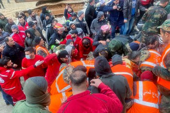 Rescatistas trabajando en Hama, Siria.
