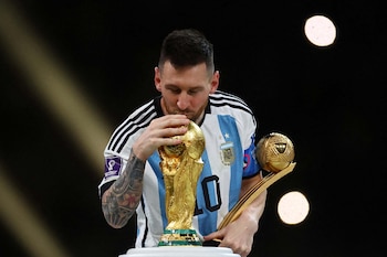 Lionel Messi besa el trofeo