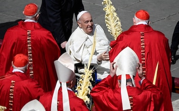 El papa Francisco saluda a