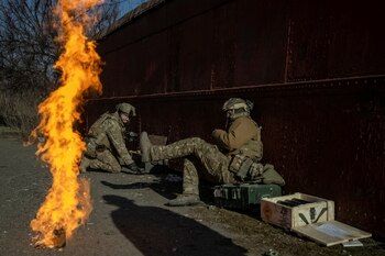 Militares ucranianos reaccionan, en medio