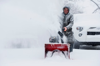 Francisco Erazo intenta quitar nieve