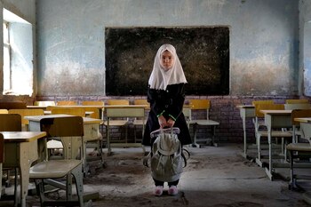 Una niña vuelve a clase
