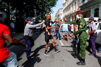 Policías arrestan a un hombre