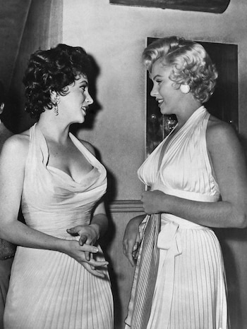 1954- Marilyn Monroe conversaa con