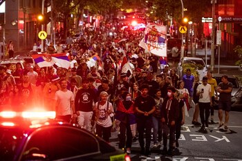 Fanáticos del tenista serbio manifiestan