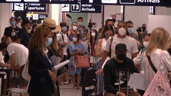 Pasajeros hacen fila para someterse