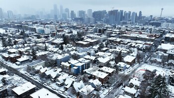 La nieve cubre las casas