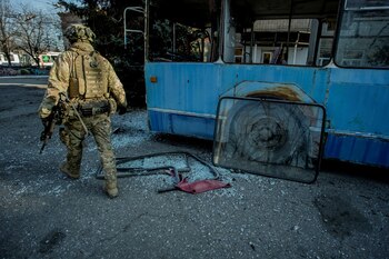 Un militar ucraniano camina, en