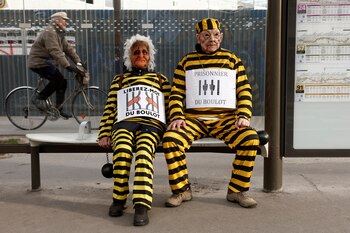 Manifestantes vestidos con trajes de