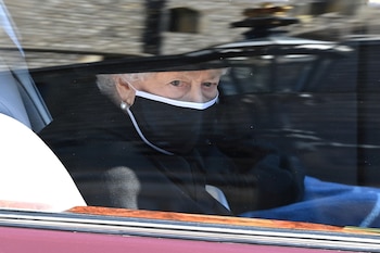 La reina Isabel II rumbo