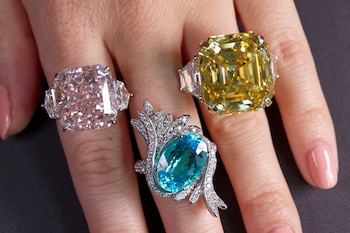 Una empleada lleva un anillo
