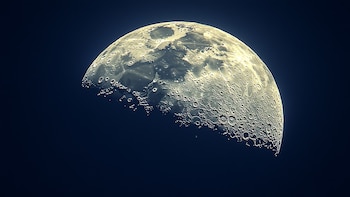 La asimetría térmica lunar impulsa