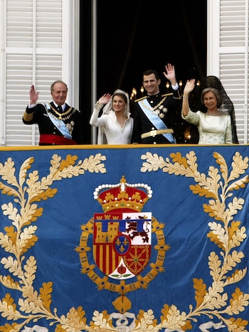 Los recién casados saludan en
