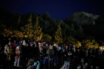 Personas asisten a la ceremonia