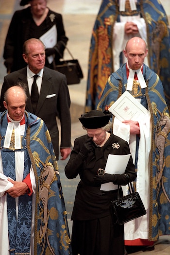 La reina Isabel II camina