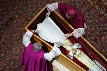 El arzobispo Georg Gaenswein cubre
