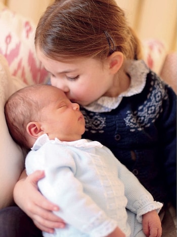 La princesa Charlotte besa a