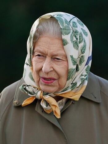 La Reina Isabel II visita