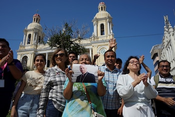 Una mujer sostiene una imagen