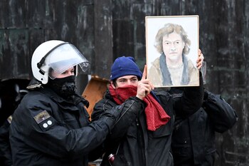 Un ambientalista sostiene un retrato