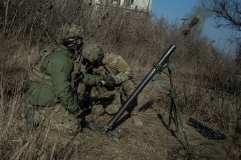 Militares ucranianos disparan un mortero