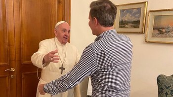 El papa Francisco y Juan