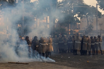 Efectivos policiales realizan un cordón
