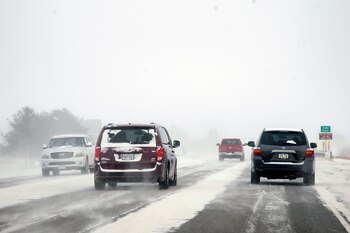 Autos circulando en la nieve