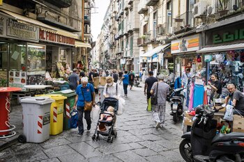 Una calle comercial en Nápoles,