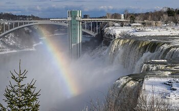 Un arco iris atraviesa las