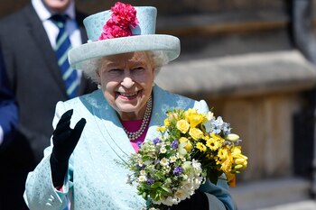 La reina Isabel II se